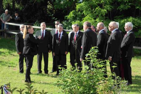 Zapel je Moški pevski zbor Dragotin Kette z Janjo Konestabo s